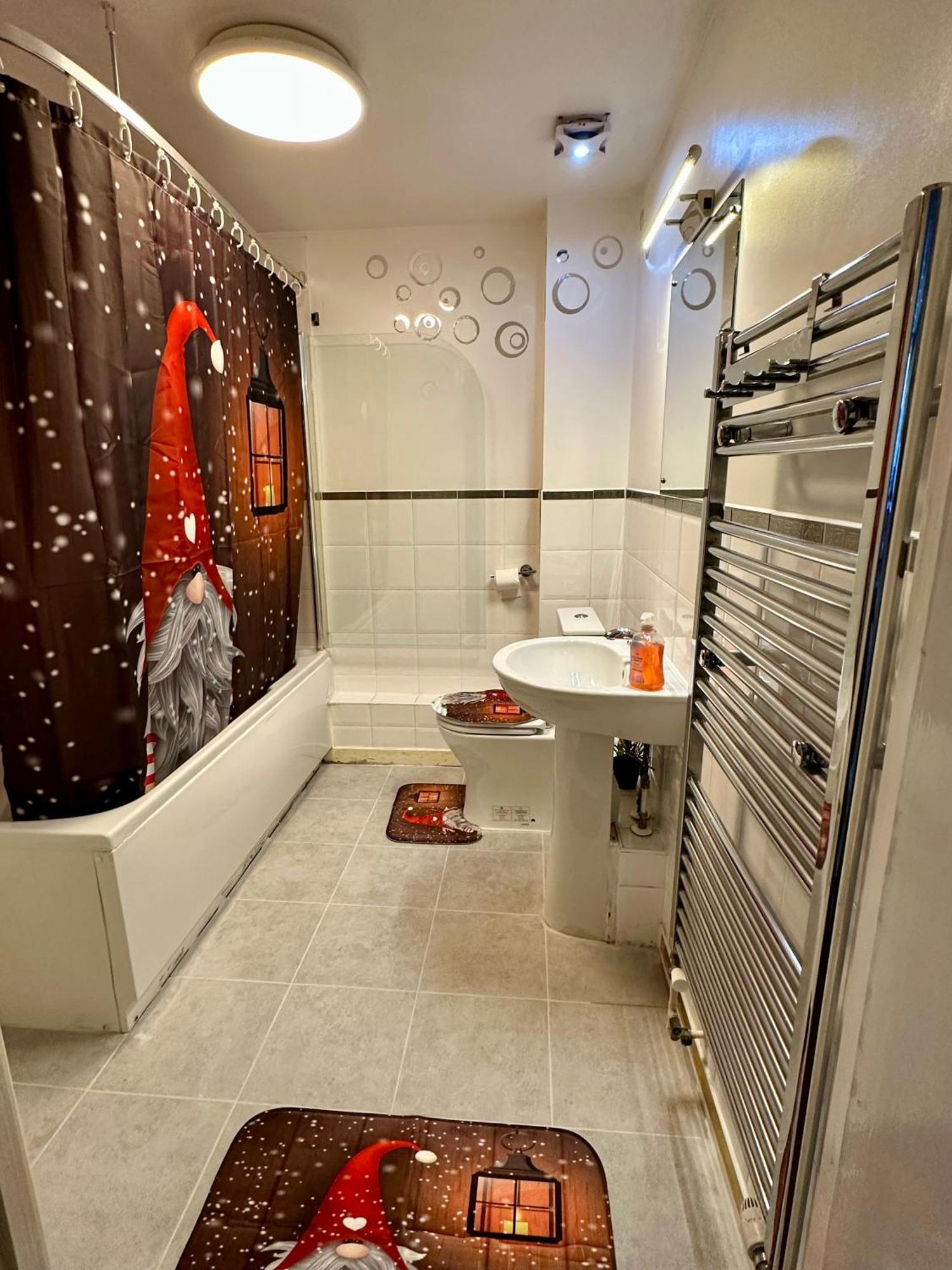 London 2 Bed 2 Bath Apartment Holiday Home - Free Parking - 3Min Walk To The Train Station - 19Min To London Liverpool Street 5Min To Victoria Line 1Gb Broadband Super Fast Internet Ground Floor 100S Of Shops Restaurants Bakeries 24-Hour Asda Superst Exterior foto